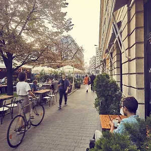 Between Us , Warszawa Polska